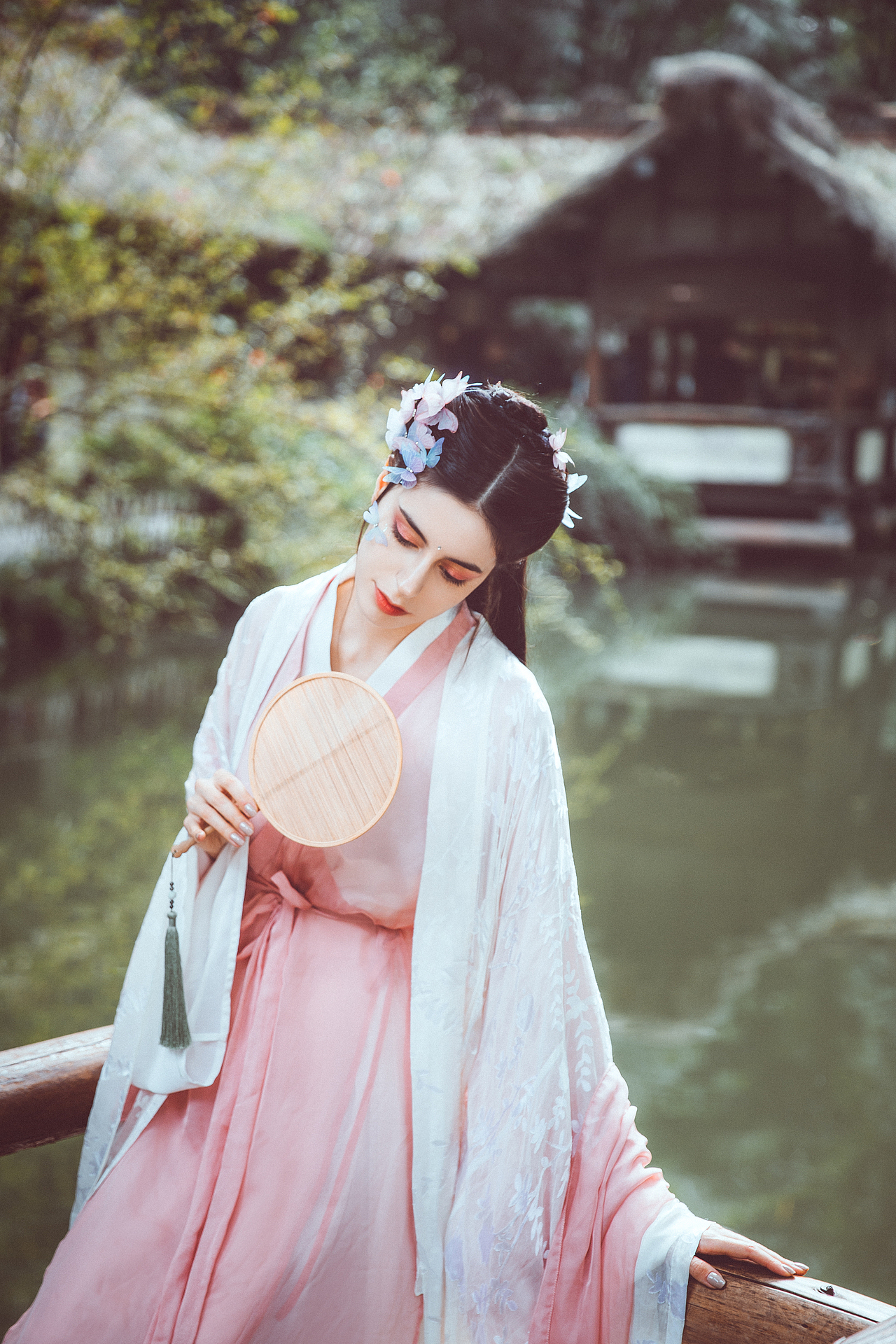 独家调查（春色满园关不住，佳人妩媚天际来）打一生肖