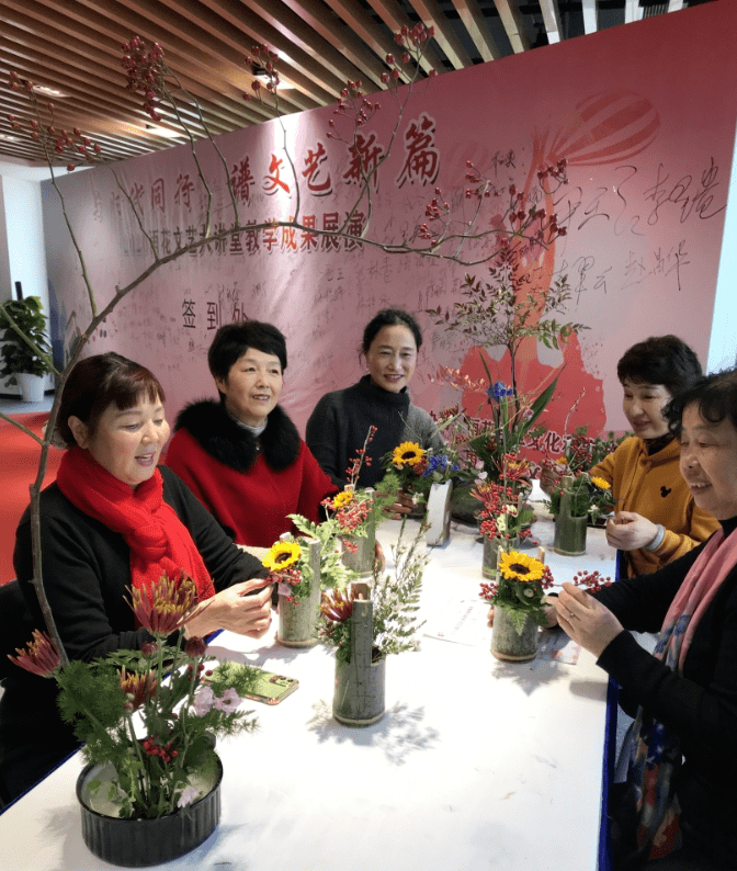 逐项解读（今期蛇牛猪出特，头上花枝照酒卮）打一生肖