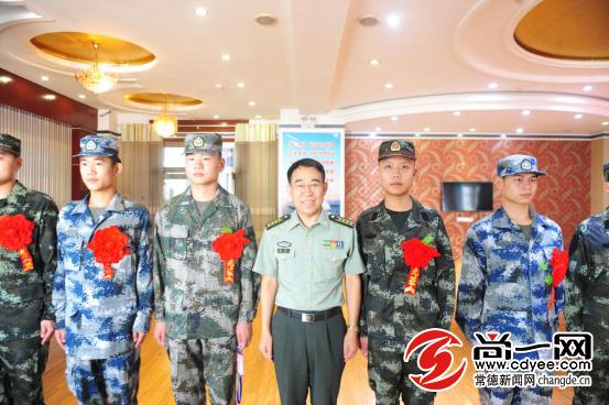 首发资讯（不为小利误前途，羽辙交弛夕阳下）打一最佳生肖