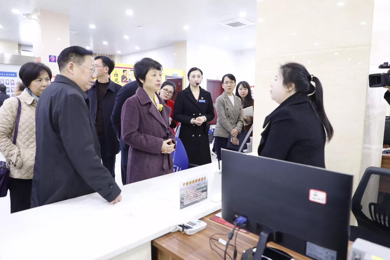 行家点评（一道东风二七四，一番情义两番意）猜一数字