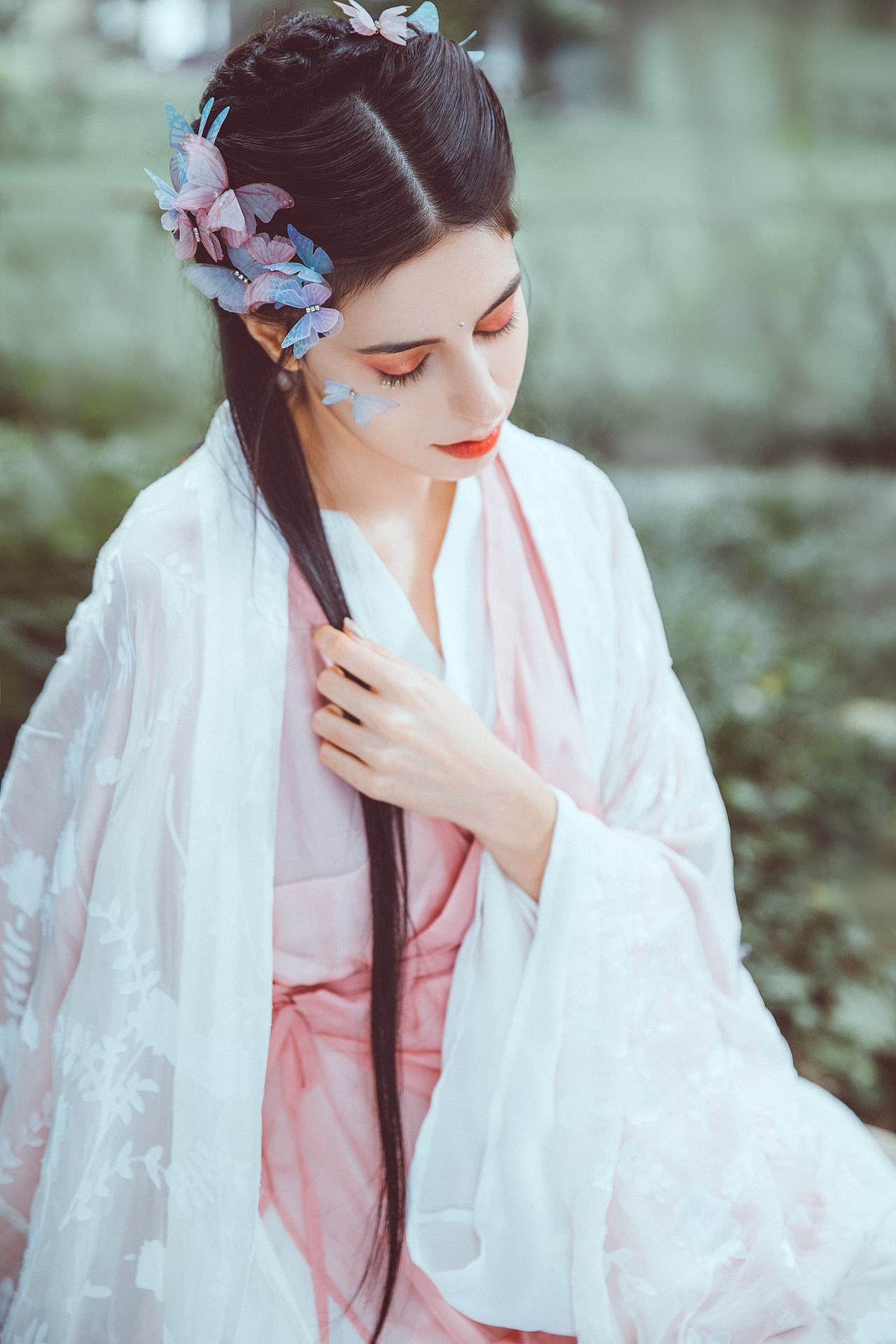 独家调查（春色满园关不住，佳人妩媚天际来）打一生肖