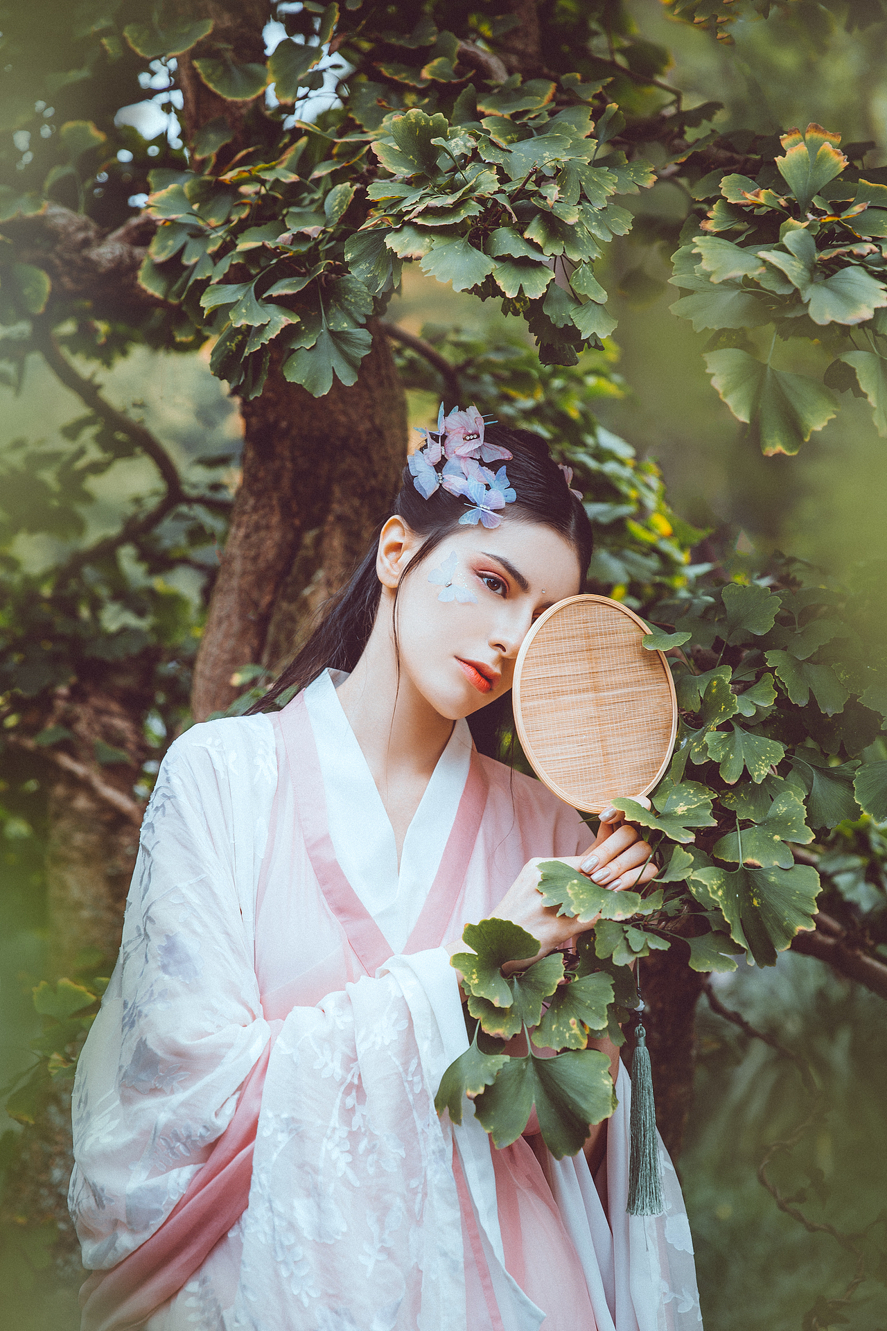 独家调查（春色满园关不住，佳人妩媚天际来）打一生肖